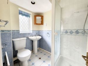 Ensuite_66LIPARK- click for photo gallery